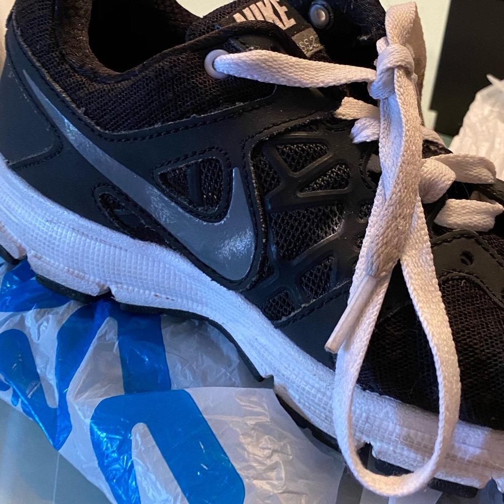 Women’s size 7 RELENTLESS 2 Nike running sneakers